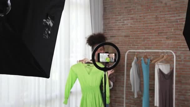 Жінка Інфлюенсер Знімає Прямому Ефірі Відео Огляд Одягу Важливих Соціальних — стокове відео