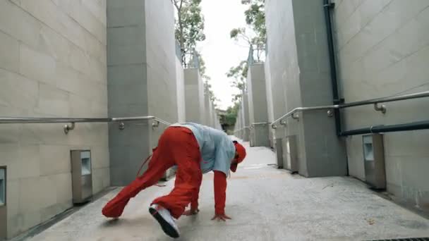 Profesyonel Hipster Koridorda Yürürken Ayak Sesleri Çıkarıyor Yetenekli Sokak Dansçısı — Stok video