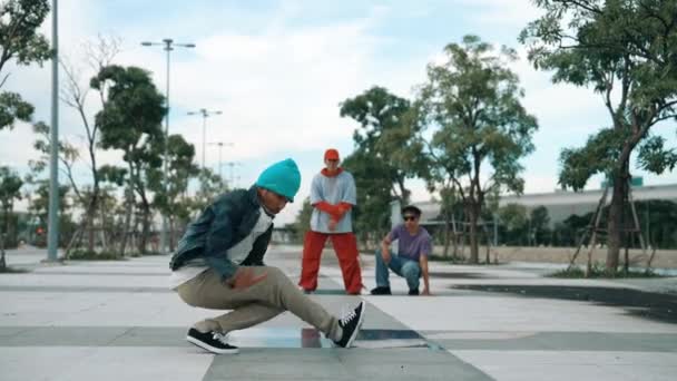 Profesyonel Hipster Boy Dansı Enerjik Ayak Dansı Yapar Farklı Arkadaşları — Stok video