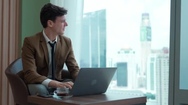 商人坐在家具上 用笔记本电脑在装饰过的公司等候区工作 为会议作准备 办公室工作人员或商业专业及商业成功的战略营销计划 — 图库视频影像