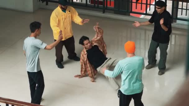 Becerikli Hipster Sokak Dansçıları Arasında Break Dans Gösterisi Yapıyor Çok — Stok video