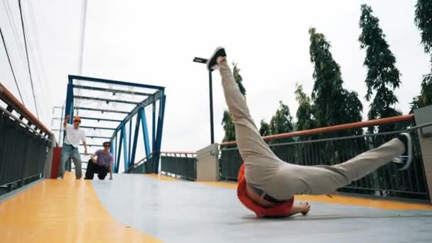 힙스터는 카메라로 다리에서 발자국을 수행합니다 브레이크 카메라에서 자유형 현대적인 라이프스타일 — 비디오