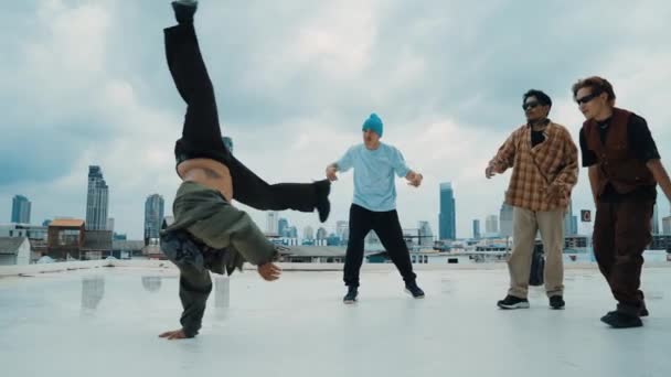 Profesjonalny Zespół Break Dance Ćwiczyć Taniec Boy Podczas Wielokulturowych Przyjaciół — Wideo stockowe