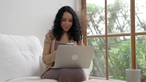 Афро Американка Разговаривающая Телефону Занимающаяся Телепродажами Используя Ноутбук Работы Интернете — стоковое видео