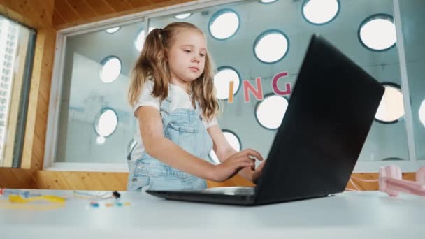 Schattig Meisje Met Behulp Van Laptop Programmeren Software Terwijl Het — Stockvideo
