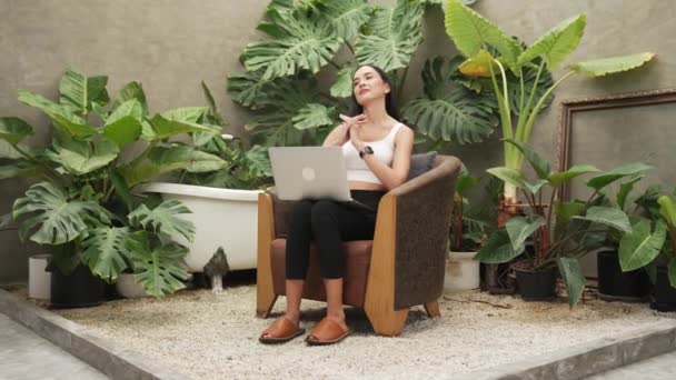 Nowoczesna Młoda Kobieta Rozciągająca Swoje Ciało Pracy Zdalnej Lub Relaksująca — Wideo stockowe