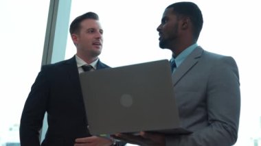 Şehir siluetine bakan süslü ofis, çeşitlilik uzmanlığı iddialı iş genişletme veya stratejik pazarlama tartışmaları. Finansal danışman, danışmanlık sektörü öngörüleri ve fikir verir