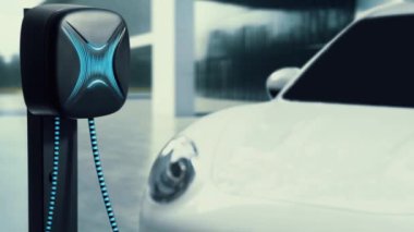 Fütürist EV şarj cihazıyla elektrikli araba şarj istasyonundan şarj oluyor. EV arabaların son teknoloji gelişimi ve sürdürülebilir enerji için akıllı ev yenilenebilir enerji altyapısı. İnceleyin