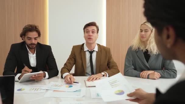 Çeşitlilik Gösteren Adamlarıyla Süs Odası Ofis Çalışanı Üniversite Çalışanı Televizyon — Stok video