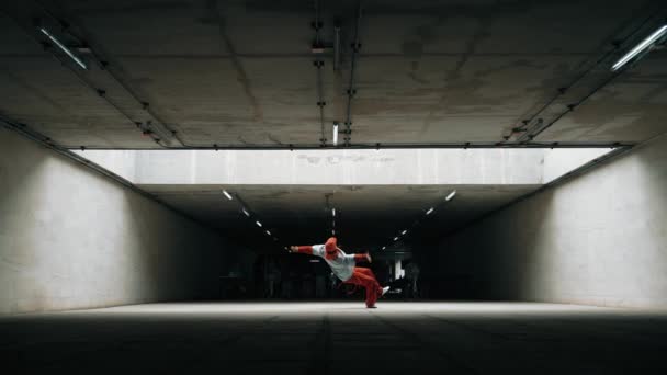 Длинный Выстрел Красивого Хипстера Исполняет Живое Энергичное Движение Фристайл Танцор — стоковое видео