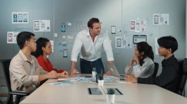 Çeşitli profesyonel iş adamları pazarlama stratejisini tartışıyor. Bir grup yaratıcı girişim ekibi toplantı odasında birlikte çalışıyor, fikir paylaşıyor, beyin fırtınası yapıyor. Yönlendirici.