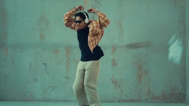 Привлекательный Латиноамериканец Непринужденном Виде Практикует Уличные Танцы Слушая Музыку Наушников — стоковое видео
