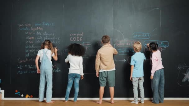 在Stem技术课上有不同的学生在黑板上写工程代码或提示 多元文化儿童站在那里回答问题 学习编程系统 Erudition — 图库视频影像