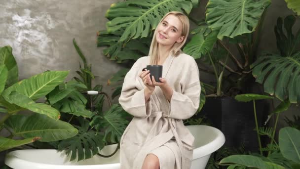Tropical Exotic Spa Garden Bathtub Modern Hotel Resort Young Woman — Stock Video