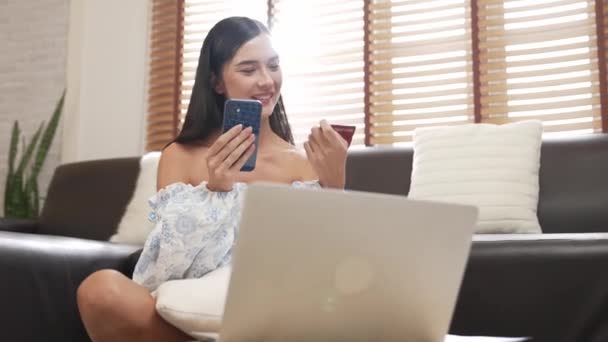Mujer Joven Que Utiliza Ordenador Portátil Con Tarjeta Crédito Para — Vídeo de stock