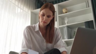 Stresli genç bayanın kredi kartı borçlarıyla ilgili mali sorunları var. Kötü kişisel para ve mortgage ödeme yönetimi krizinden korunmak için. Kadınlar aşırı harcama yüzünden finansal iflastan endişe ediyorlar.