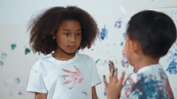 귀여운 아프리카 셔츠에 인쇄를 스탬프 아시아 화려한 색상으로 수업에서 창의력 — 비디오