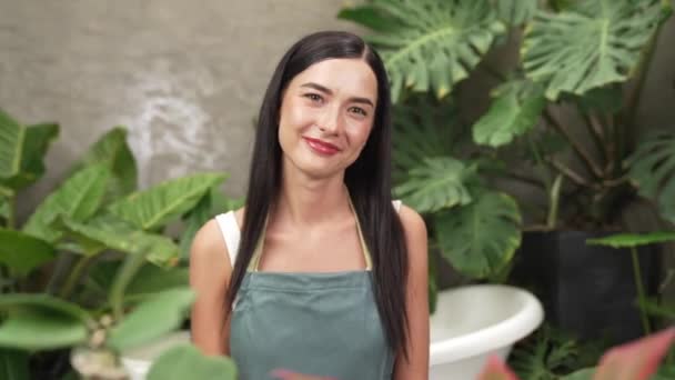 Giovane Giardiniere Femminile Che Tende Coltiva Pianta Tropicale Stile Architettonico — Video Stock