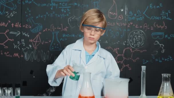 Mądry Chłopiec Kontroluje Mieszany Płyn Chemiczny Zlewkach Laboratoryjnych Trzymając Przyglądając — Wideo stockowe