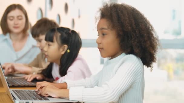 Afrikaans Meisje Spelen Laptop Met Diverse Vriend Learning Prompt Stem — Stockvideo