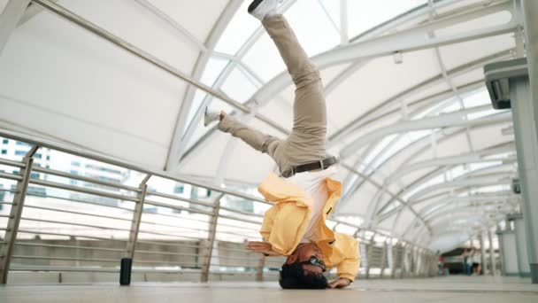 Yakışıklı Mutlu Asyalı Hipster Koridorda Kafa Sallarken Dans Ediyor Sokak — Stok video