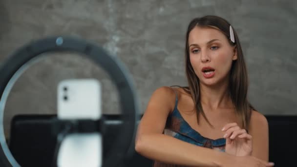 Jovem Mulher Fazendo Beleza Conteúdo Vídeo Tutorial Cosmético Para Mídias — Vídeo de Stock