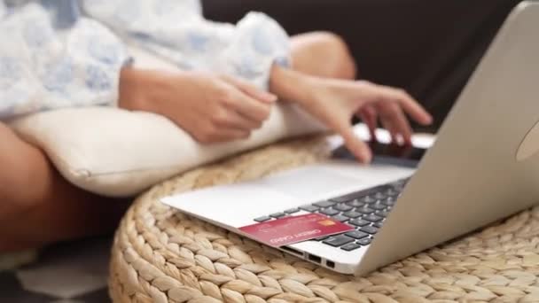 Jonge Vrouw Met Behulp Van Laptop Met Creditcard Voor Internetbankieren — Stockvideo