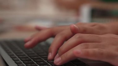 Çalışma masasında dizüstü bilgisayar kullanarak iş arkadaşlarının ya da iş arkadaşlarının bulanık arka planında. Ofis çalışanı klavye çalarken toplantı yapmak ya da beyin fırtınası yapmak. Değiştirilmiş