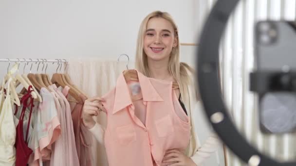 Junge Social Media Content Schöpferin Macht Modevideo Blogger Lächelt Kamera — Stockvideo