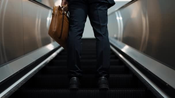 Gros Plan Jambe Homme Affaires Professionnel Intelligent Debout Aux Escaliers — Video