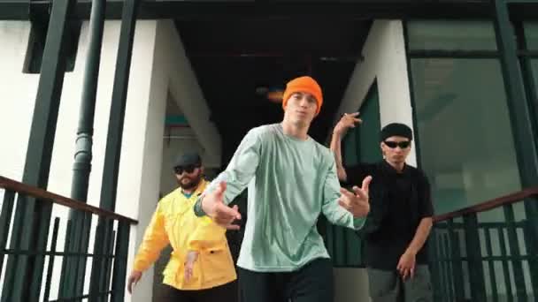 Vakkundige Multiculturele Hipster Groep Wandelen Uitvoeren Van Straat Dansen Moderne — Stockvideo