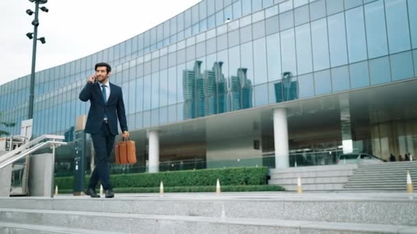 Hombre Negocios Inteligente Usando Teléfono Para Hablar Mientras Camina Edificio — Vídeos de Stock