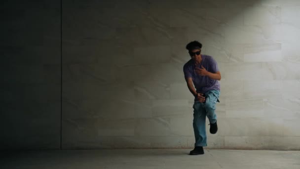 Εξελιγμένη Έξυπνη Χορεύτρια Του Δρόμου Πρακτική Boy Κίνηση Στο Κτίριο — Αρχείο Βίντεο