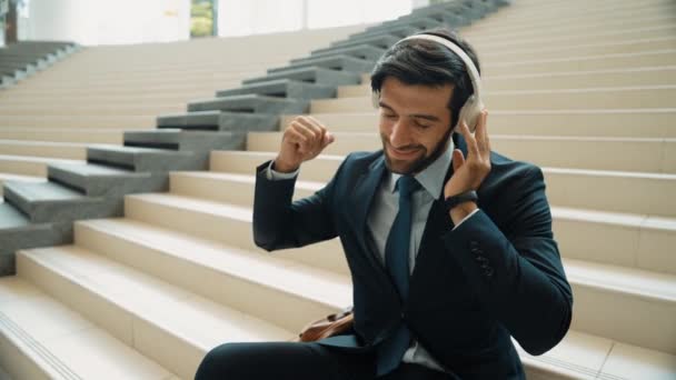 Manager Luisteren Genieten Van Muziek Vanaf Hoofdtelefoon Tijdens Het Zitten — Stockvideo