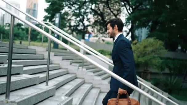 Кваліфікований Бізнесмен Піднімається Сходами Парку Або Місті Тримаючи Сумку Руці — стокове відео