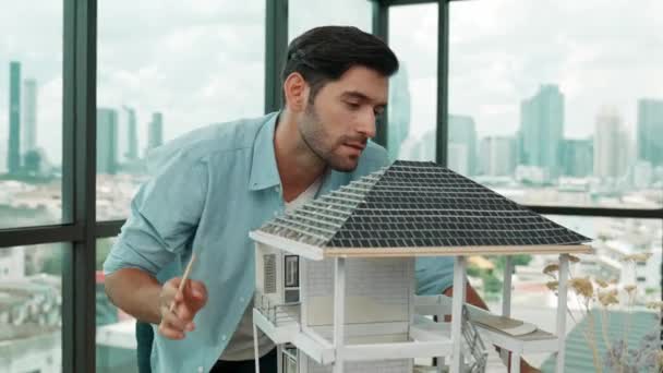 Professionelle Architekten Ingenieur Mit Bleistift Messung Modell Dachlänge Einem Modernen — Stockvideo