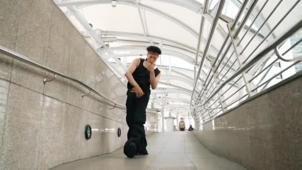 Skicklig Stilig Hipster Utför Streetdance Smal Korridor Professionell Hip Hop — Stockvideo