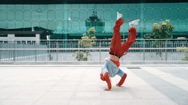 Sokak Dansı Yaparken Enerjik Adımlar Atan Yetenekli Bir Dansçı Profesyonel — Stok video