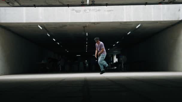 Grupp Attraktiva Asiatiska Hipster Praxis Break Dansare Byggnad Snygg Dansare — Stockvideo