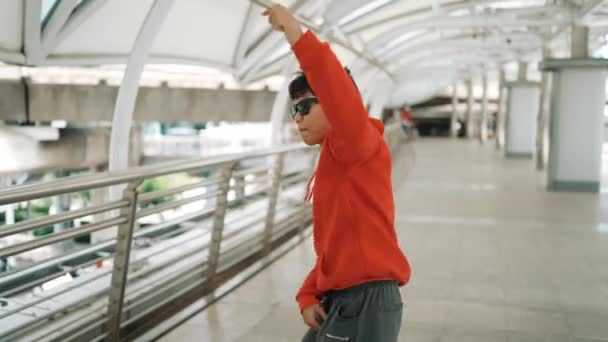 Smart Ballerino Asiatico Ascoltare Musica Hip Hop Mentre Cammina Corridoio — Video Stock