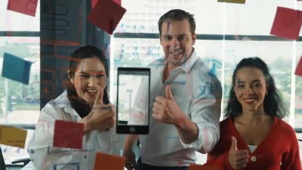 Szczęśliwy Zespół Biznesowy Świętuje Sukces Projektu Szklanej Ścianie Grupa Profesjonalnych — Wideo stockowe