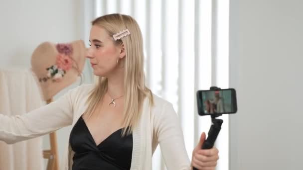 Genç Sosyal Medyum Kadın Selfie Çubuğuyla Moda Videosu Yapıyor Blogcu — Stok video