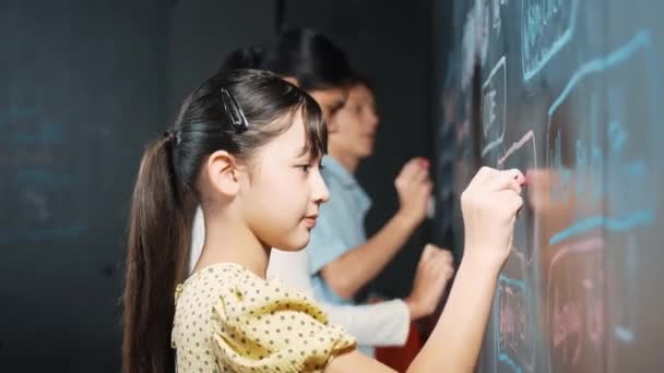多文化智能学生编写工程代码与站点视图 不同的儿童计划创意或编码系统 可爱的亚洲女孩用黑板解释发展计划 — 图库视频影像