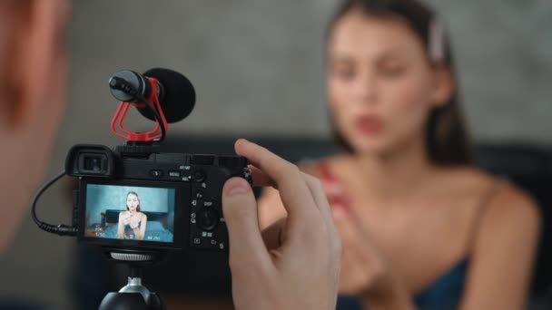 Přítel Nebo Kameraman Živým Streamováním Vybavení Filmování Mladá Žena Dělat — Stock video
