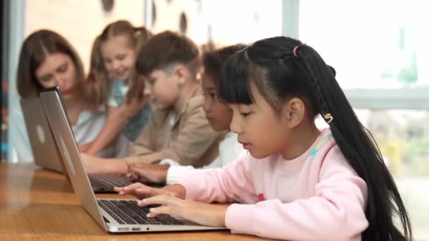 Умная Девушка Работающая Ноутбуке Поворачивающая Голову Фотоаппарату Разнообразное Кодирование Детей — стоковое видео