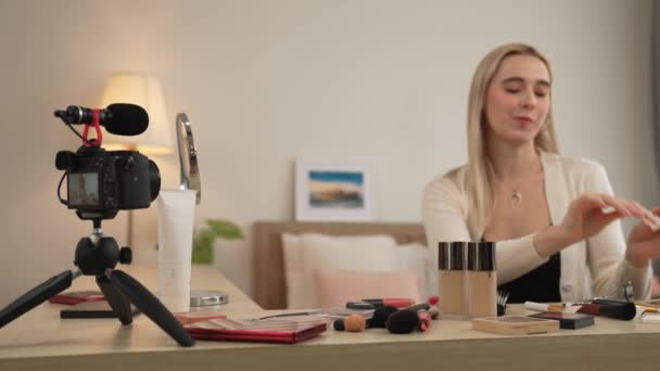 Mladá Žena Dělá Krásu Kosmetický Výukový Video Obsah Pro Sociální — Stock video