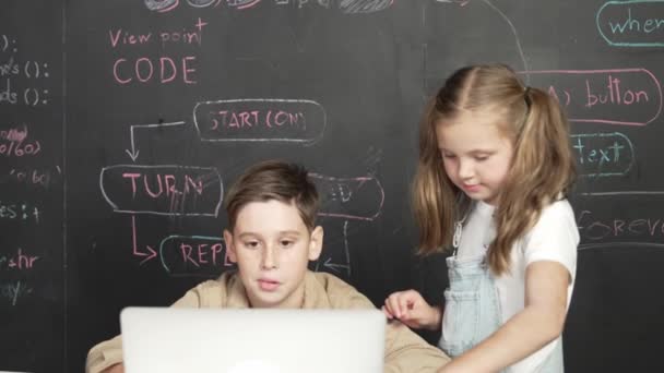 采用笔记本电脑编程 工程程式码和编写程序对男孩进行隔离 同时在黑板上用提示符编写的Stem技术课室中对不同类型的男孩进行分组 Erudition — 图库视频影像