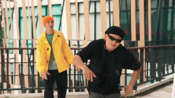 Два Профессиональных Хипстера Танцуют Вместе Переходят Хип Хоп Музыку Торговом — стоковое видео