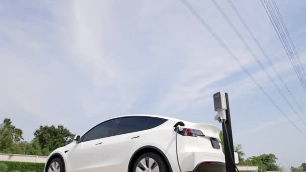 Lassított Mozgású Elektromos Jármű Vagy Autó Újratöltő Akkumulátor Töltőállomáson Csatlakozni — Stock videók