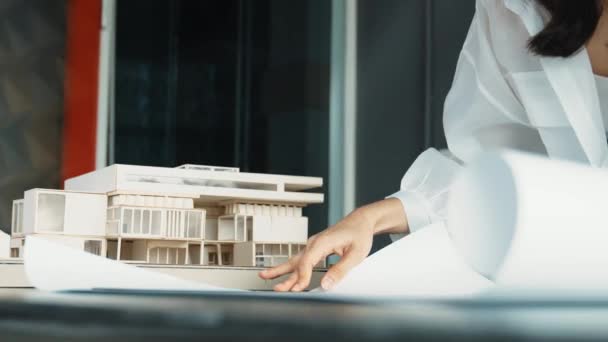 Крупный План Азиатского Молодого Красивого Архитектора Смотрящего План Проекта Моделью — стоковое видео